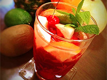 ワインにフルーツを漬けこんだキャナル ストリートサングリア