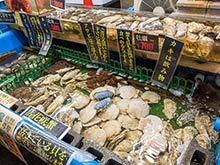 生け簀から選んでその場で提供する海鮮食材