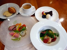 ランチコース、前菜とメイン、デザート　パンがセット　