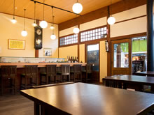 １階　カウンター６席、テーブル２０席