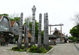 中央にあるトーテムポール