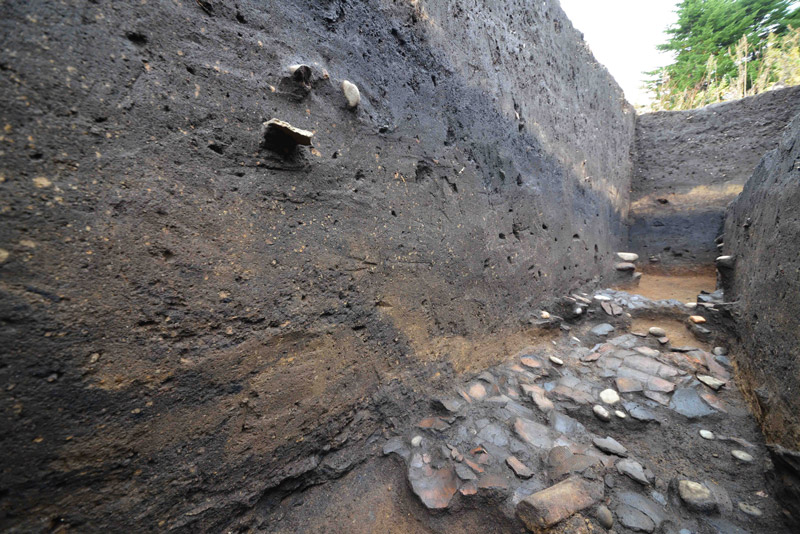 史跡垣ノ島遺跡　盛り土遺構トレンチ